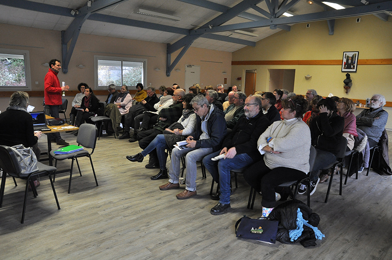 Benoît Darbo,  maire de Cabanac et Villagrains, souhaite la bienvenue aux représentants des troupes venus pour visiter le village et choisir leur lieu d'évolution 