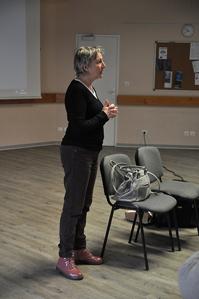 Hélène Braneyre, présidente des Scènes Buissonnières présente le projet à l'assistance